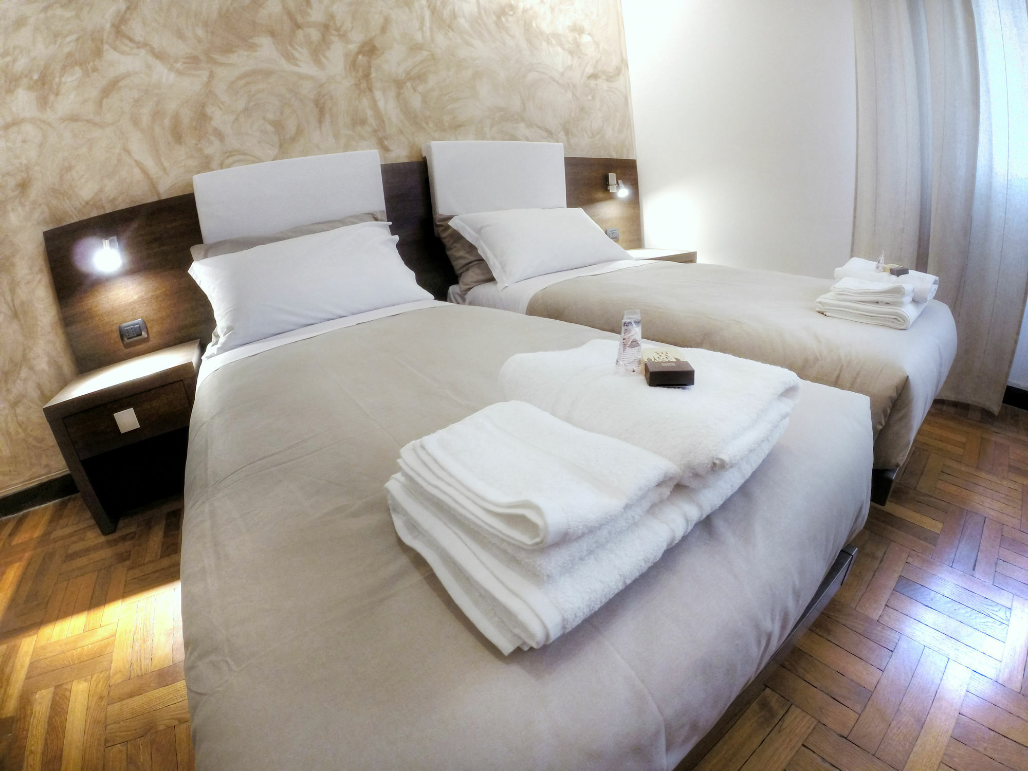 Guesthouse Vittoria Rooms - The Original Since 2015 Генуя Экстерьер фото